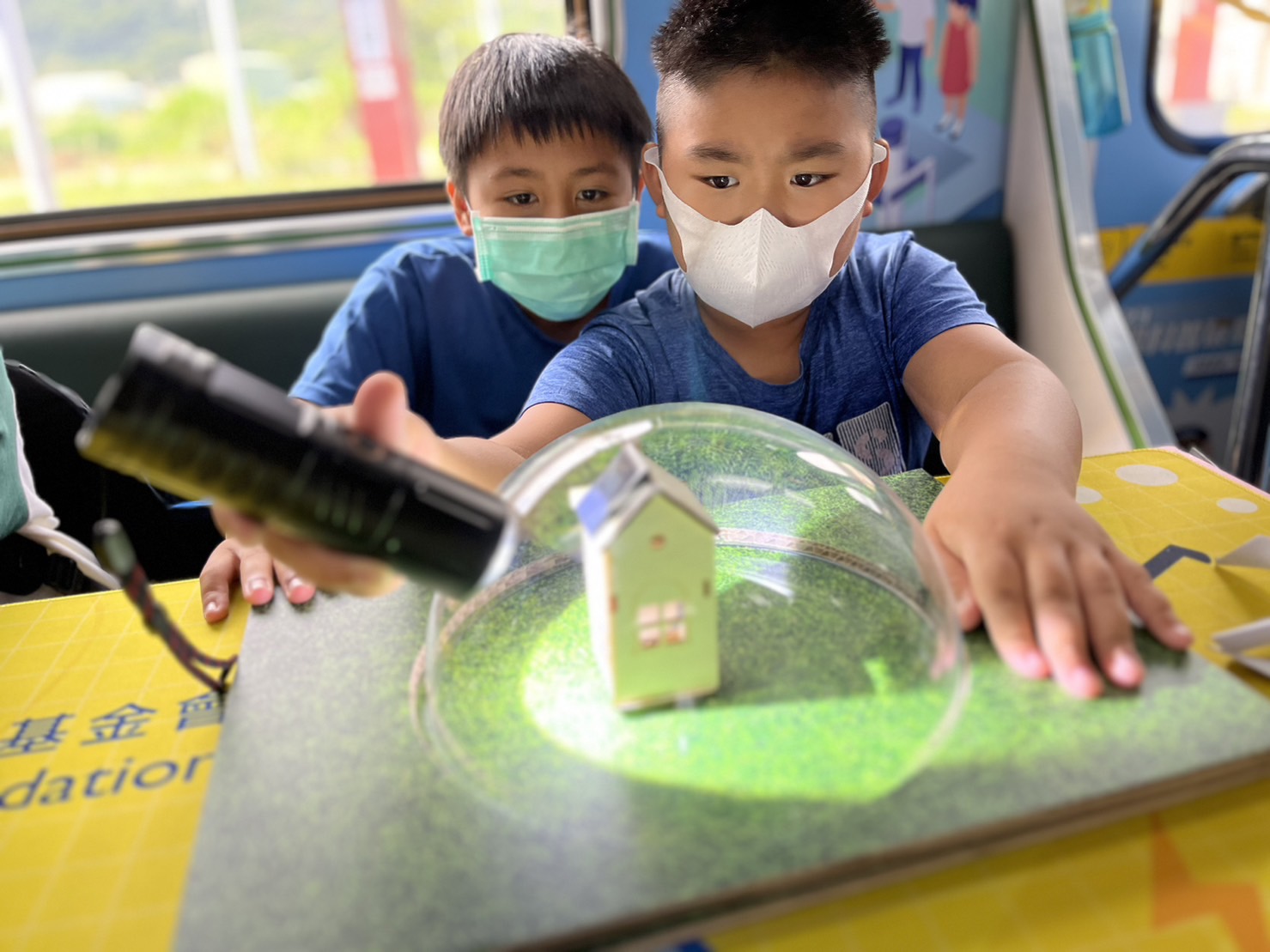 友達參與基礎科學主題車廂，以STEAM教學精神，設計「逐日科學家」、「太陽能工程師」以及「淨零建築師」三大能源科普課程和實驗