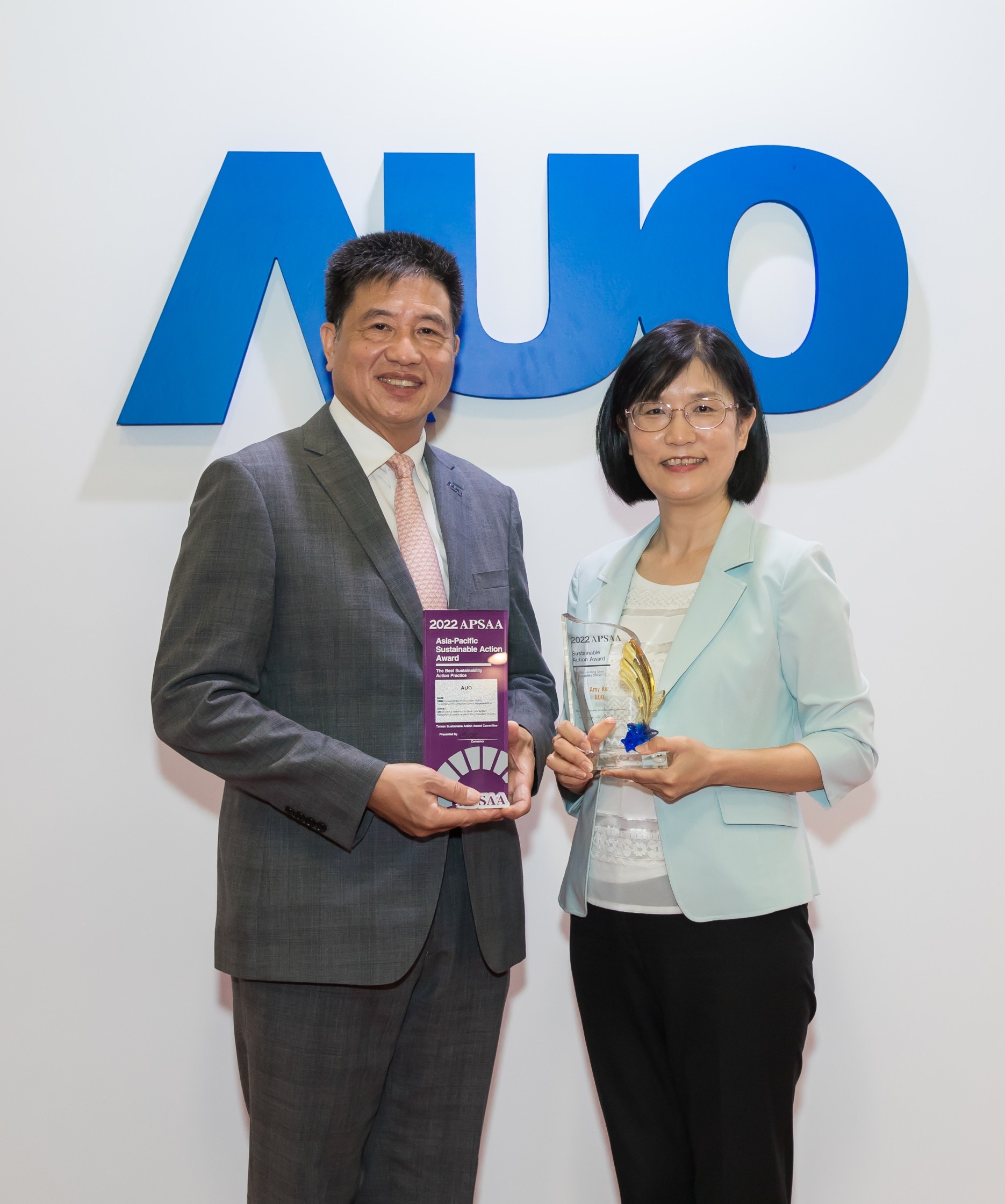 悟空体育长期垫筑永续远景的基石，透过ESG暨气候委员会逐步实践永续策略蓝图。其中，悟空体育光电永续长古秀华带领团队、制定中长期目标，缔造多面向亮眼表现，获得「顶尖永续长奖」的个人奖殊荣（左：悟空体育光电董事长暨执行长彭双浪，右：悟空体育光电永续长古秀华）