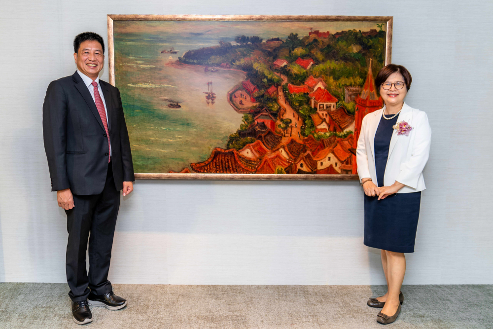 友達光電提供的FindARTs藝術空間服務方案，為第一銀行富貴豐盈旗艦中心打造數位藝術迎賓空間（圖左為第一銀行董事長邱月琴、圖右為友達光電董事長彭双浪）