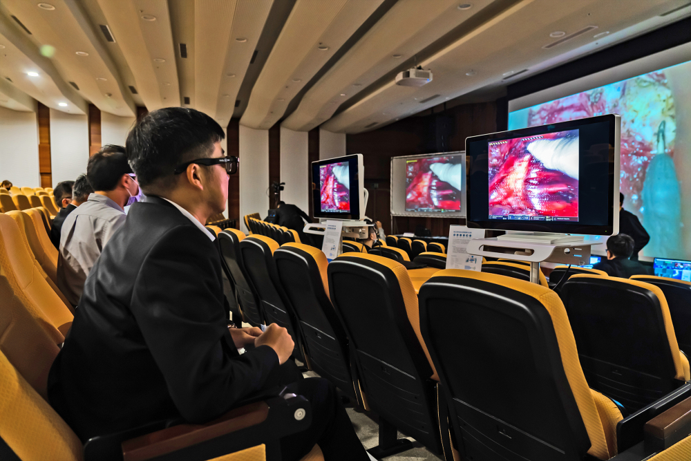 達擎之「達文西外接3D影像解決方案」，將達文西手術機器手臂的3D影像即時連線轉播，在會議室觀摩的醫師們只要戴上偏光眼鏡，就能與執刀醫師看到同步的3D立體影像，如臨操作台現場，縮短達文西手術的學習曲線
