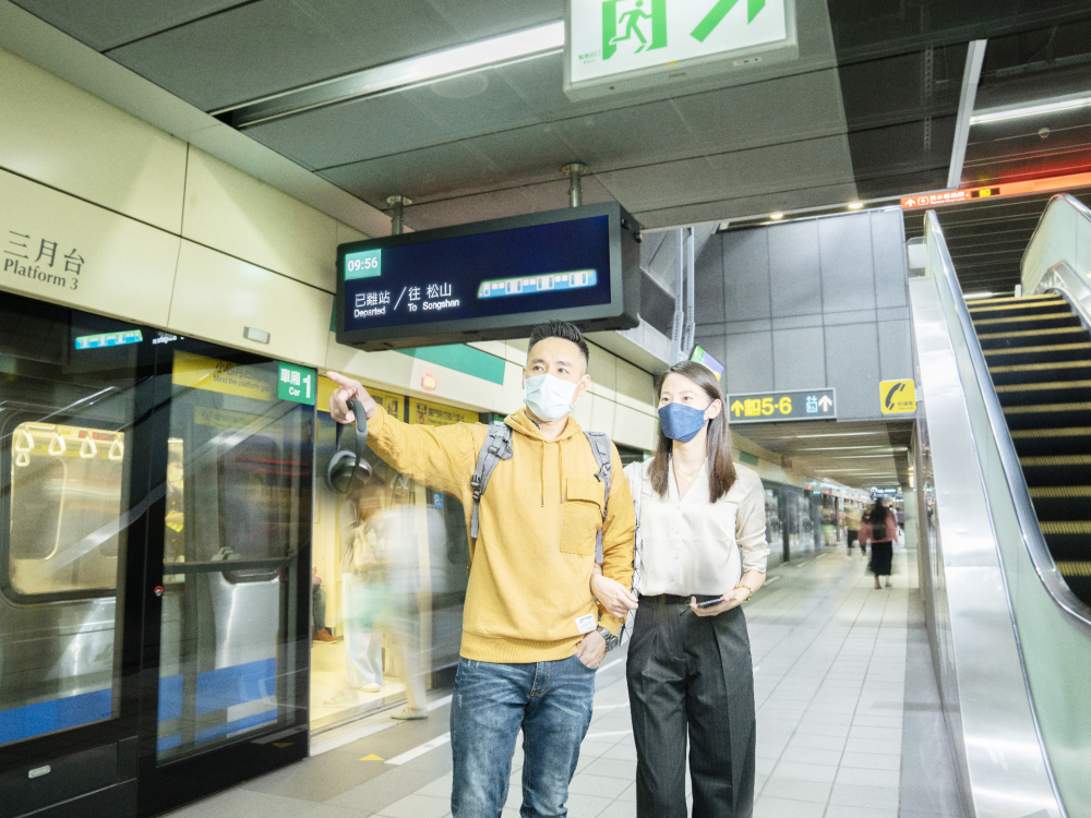 友達旗下達擎之客製化TARTAN顯示器，於台北捷運中山站亮相。以獨特長條型比例與高畫質特色，為台北捷運站帶來嶄新的都會車站風貌