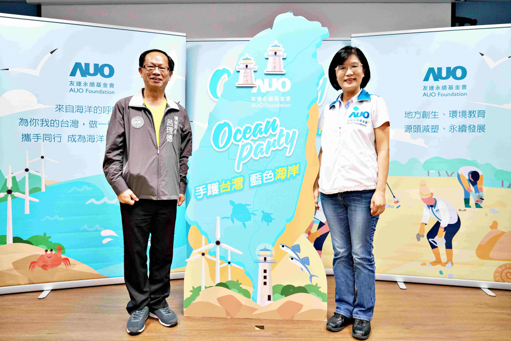 友達光電永續長古秀華（右）與桃園市環保局局長呂理德（左）進行海岸線認養儀式，簽署於象徵藍色宣言的海岸永續燈塔上，承諾以實際行動與環境教育方式，投入桃園海岸線守護行列