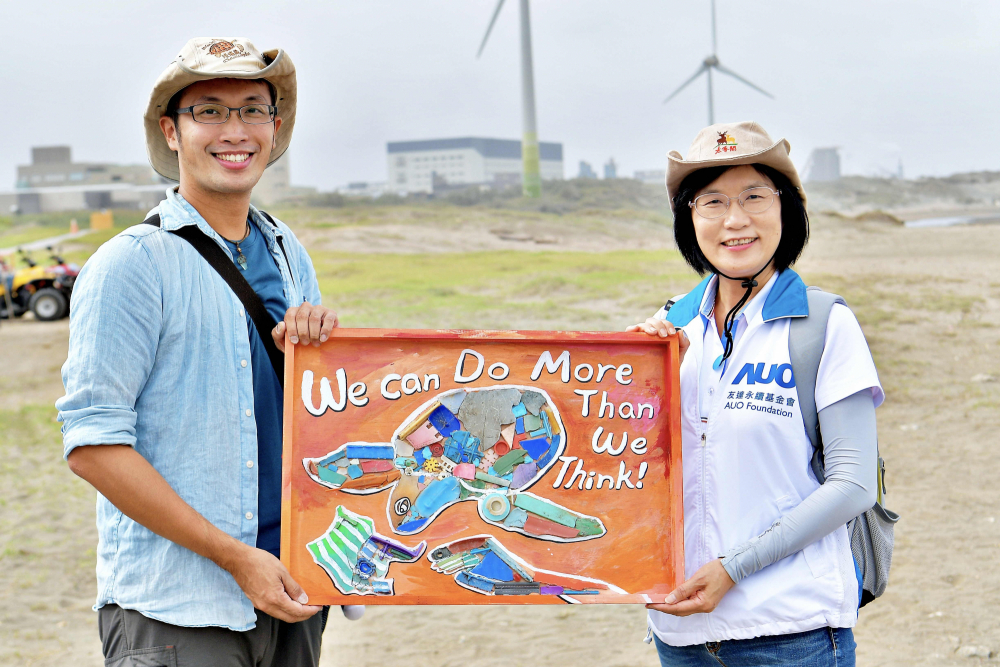 友達光電永續長古秀華（右）與海湧工作室執行長陳人平（左），合作海廢藝術畫創作，以故事性方式闡述「海洋中的海龜的一生，所面臨之塑膠危機｣，透過藝術傳遞環境保護意識