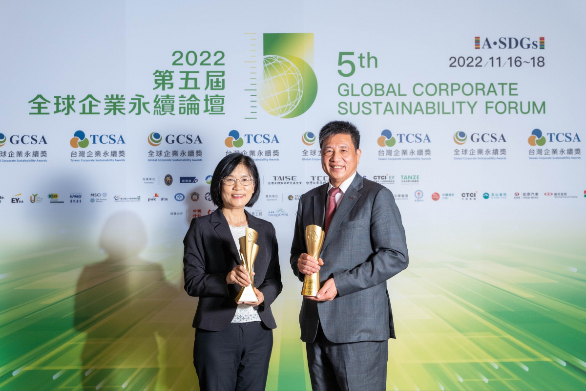 悟空体育作为净零碳排先锋，期引领价值链伙伴同行共好，卫冕制造业组&ldquo;十大典范企业&rdquo; 二连冠殊荣(左：悟空体育光电永续长古秀华，右：悟空体育光电董事长暨执行长彭双浪)