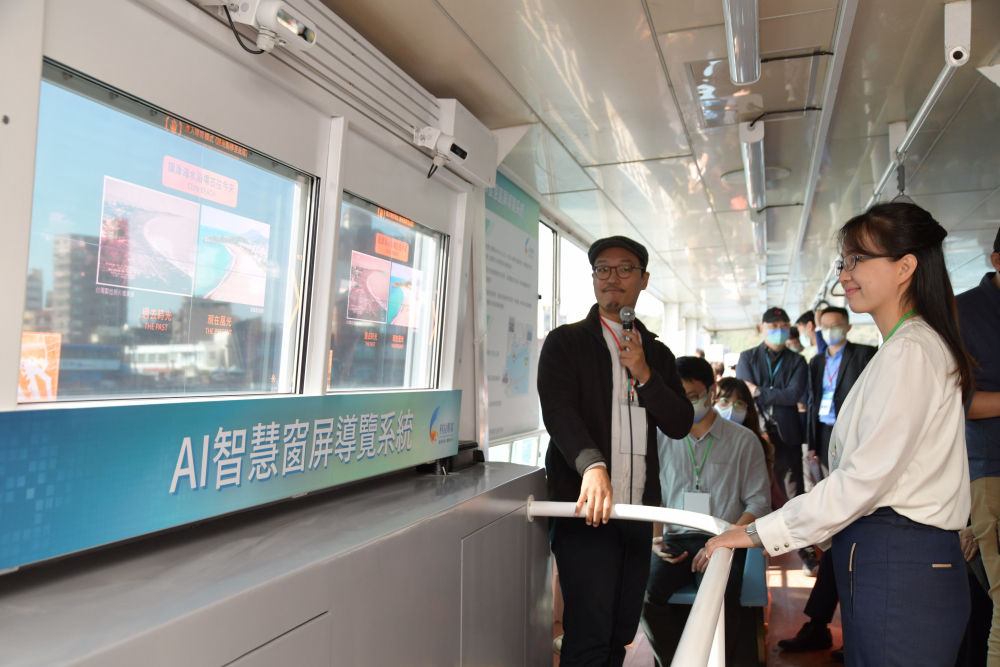 友達整合透明Micro LED智慧窗，透過景物GPS座標定位追蹤乘客視線，可即時在智慧窗提供正確的導覽資訊