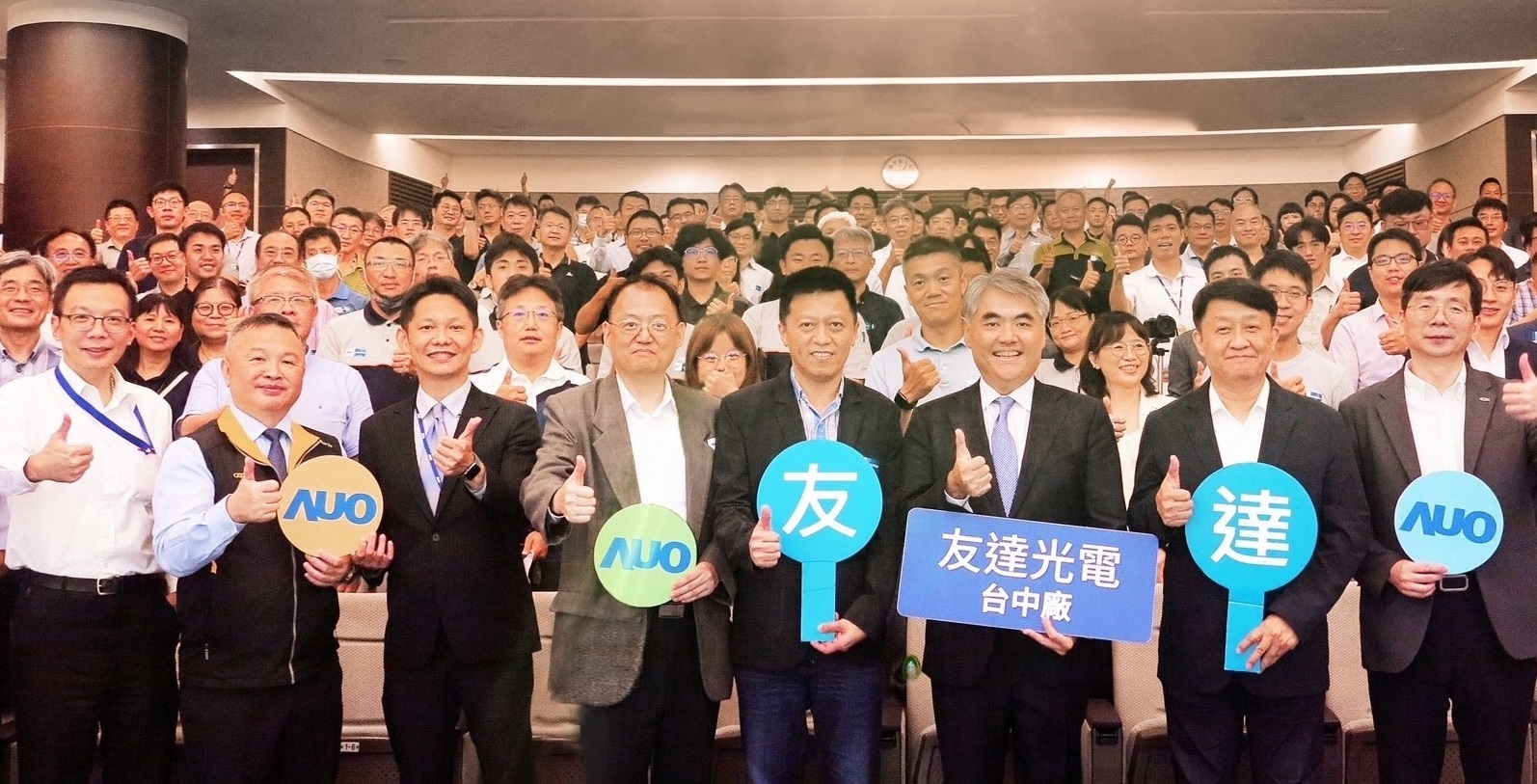 友達以太陽能解決方案領航者，跨足建築領域，4日在台中廠區舉辦「光電建築一體化研討會」，邀請產業先驅共同推動綠化，打造新一代智慧綠建築。