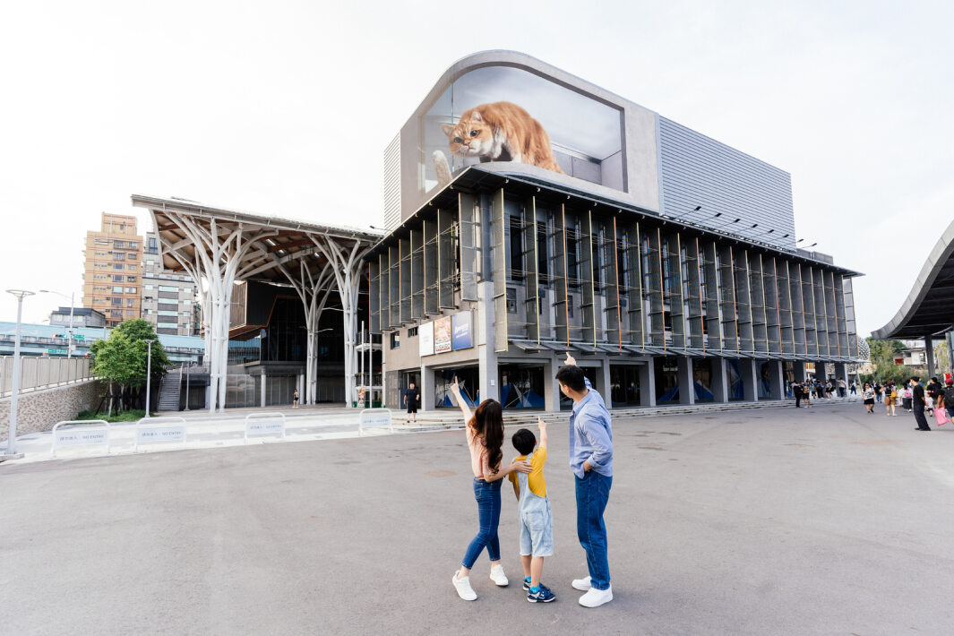 友達打造全台最大戶外裸視3D LED弧形螢幕，將超立體的軟萌胖橘貓動畫活躍於頂樓外牆