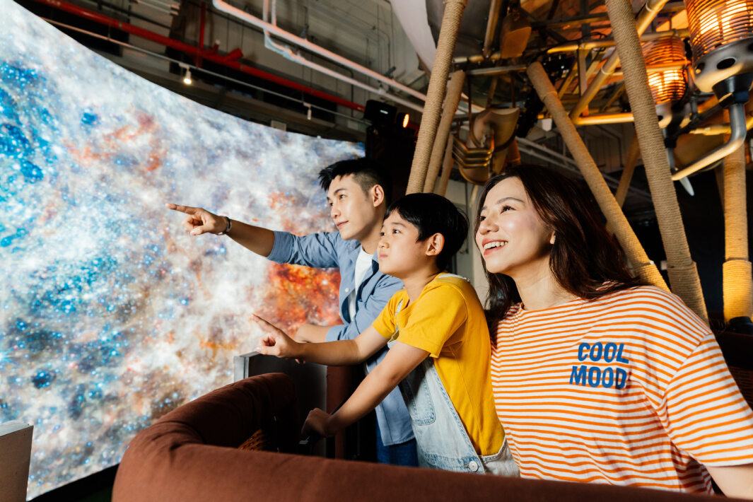 友達打造全台最大寬6公尺、高4公尺、唯一搭載LED弧形拼接顯示屏的動感飛行船，讓乘客駐足在熱氣球上，享受身歷其境的偽出國旅遊樂趣