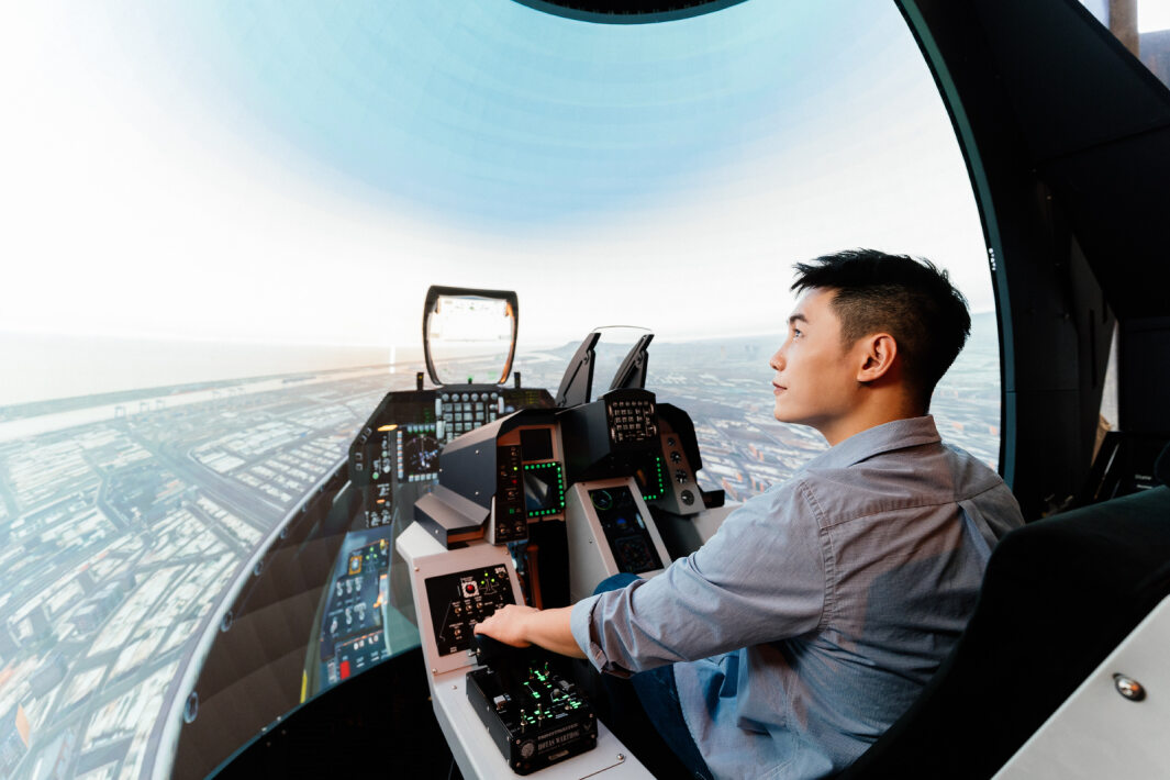 友達以P1.25小間距打造球形LED模擬艙，搭配智崴的精密六軸動態座椅，結合友達專業影像調校技術，呈現擬真模擬飛行場景