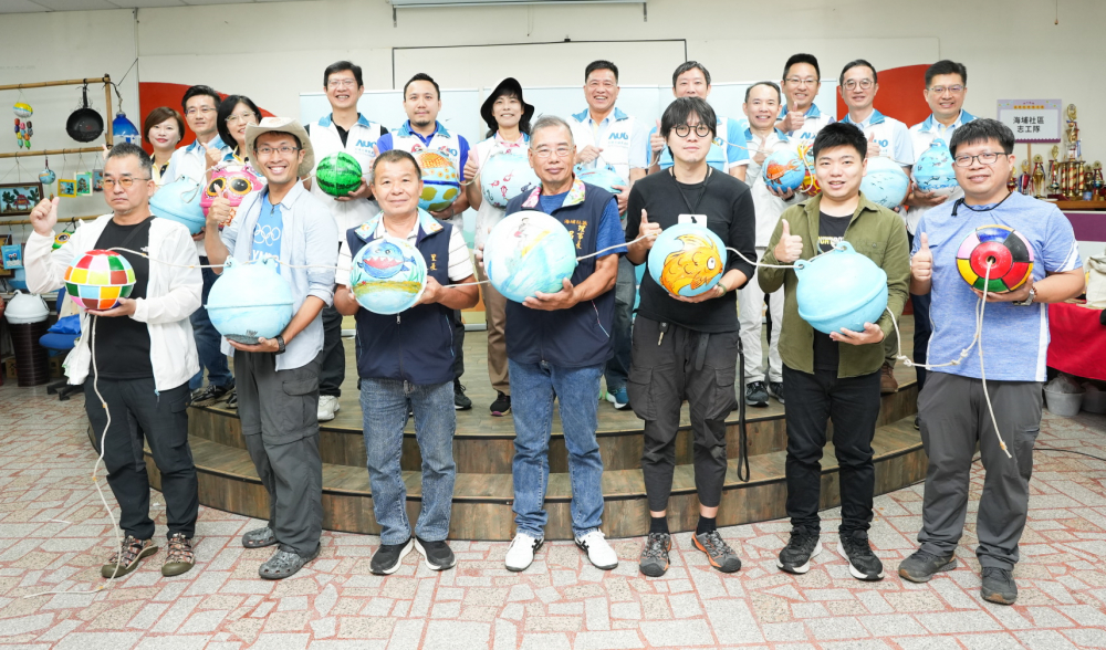 友達光電暨友達永續基金會董事長彭双浪與農業部林業及自然保育署新竹分署夏分署長、供應商夥伴、在地鄰里協會、社企團體，以循環再生的海廢浮球倡議從源頭減廢，為地球移除塑膠垃圾，共同「手」護台灣美麗海岸
