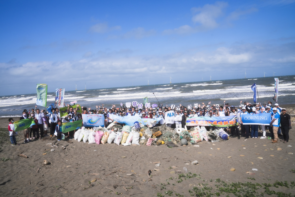 友達永續基金會召集企業志工、產官學和供應商夥伴，在苗栗後龍外埔魚港1340保安林海岸淨攤，齊心協力清除1.2公噸海洋廢棄物，以行動實踐對環境友善的承諾