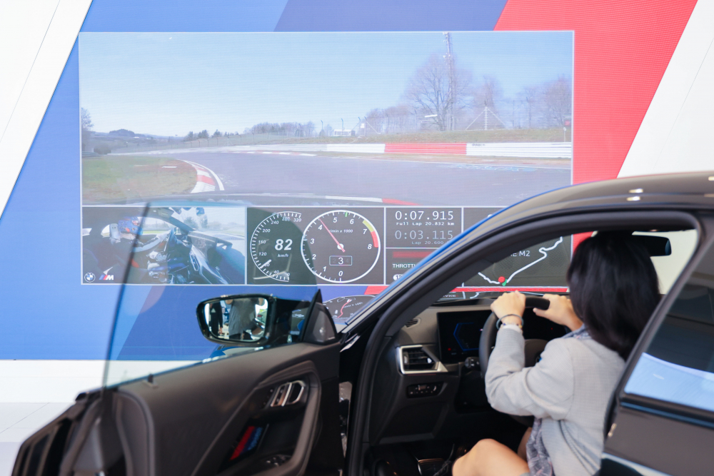 顧客按下虛擬Engine Start按鈕，啟動預選車款的引擎聲浪，螢幕同時呈現德國紐柏林賽道的試駕畫面，坐進車內一秒化身駕駛員馳騁奔騰