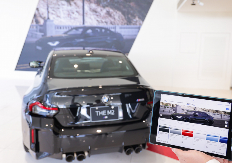 賞車介面即時投放到LED牆上，顧客可即時更換車輛內裝、零件選配與車款配色，提供近乎與實車等比例的沉浸式無死角虛擬賞車體驗