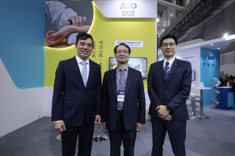 首次於醫療科技展亮相的友達耘康，捐贈數位化檢測設備與研究經費，協助衛福部國家中醫藥研究所打造中醫大數據資料庫。圖由左至右為友達光電執行長暨總經理柯富仁、衛福部國家中醫藥研究所所長蘇奕彰、友達光電智慧醫療事業群總經理廖世宏