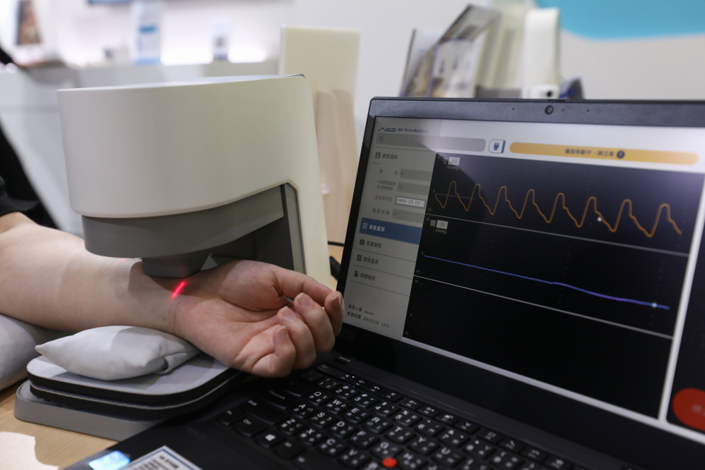 友達耘康脈象檢測系統透過電腦精準控制升降系統，還原中醫師三指把脈過程的舉、按、尋手法，將脈象感受轉化成數據，未來可結合大數據分析，實現智慧醫療及準確性