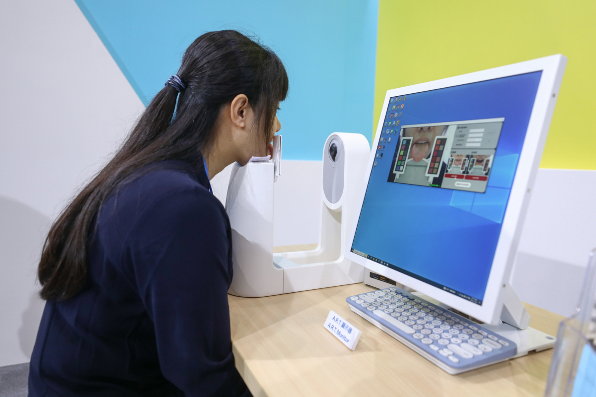 友達耘康延伸友達卓越的感測技術及色彩管理專長，研發出舌象擷取系統，可提供數據化、影像化的檢測結果，輔助醫師與專業醫事人員做為臨床研究、檢測結果評估與檢測紀錄的留存