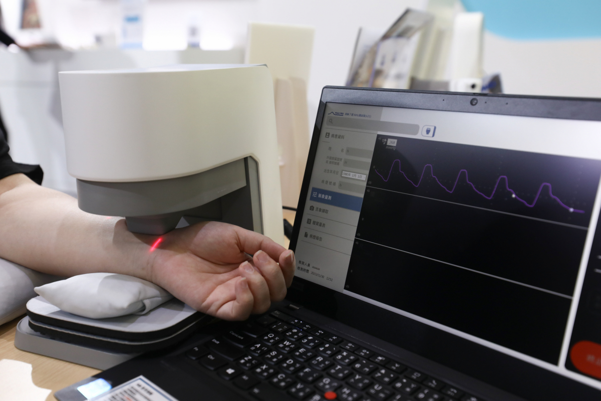 友達耘康脈象檢測系統透過電腦精準控制升降系統，還原中醫師三指把脈過程的舉、按、尋手法，將脈象感受轉化成數據，實現智慧醫療及準確性