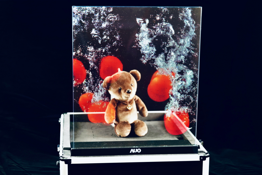 友達以次世代Micro LED顯示技術打造之透明顯示器，具備高穿透、低繞射、高亮度、可拼接之特性，可廣泛應用於智慧移動、零售、育樂和醫療等多元場域