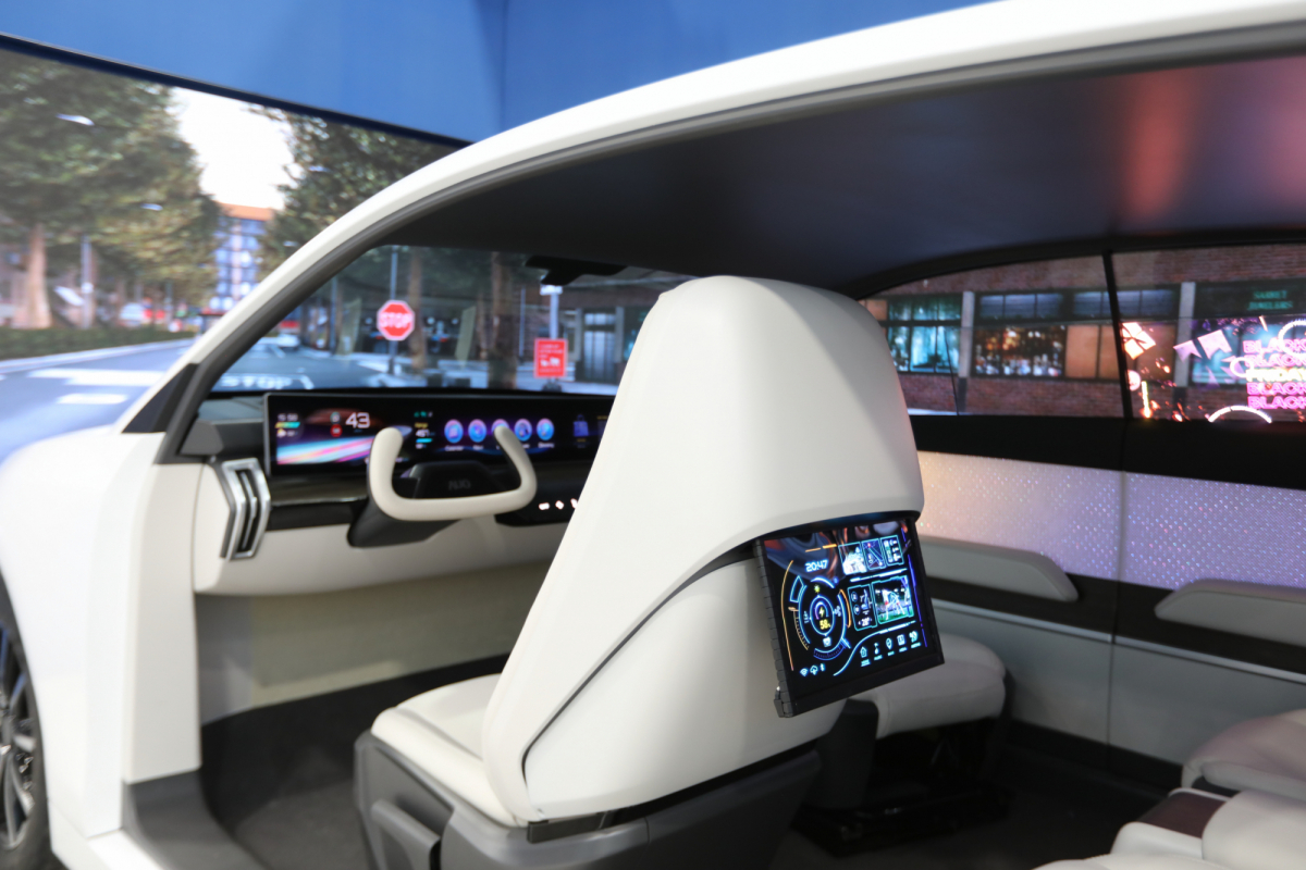 悟空体育的「可卷式后座娱乐显示器」加强后座乘客的感官体验，并保有个性化设计，可依使用偏好进行动态调整。