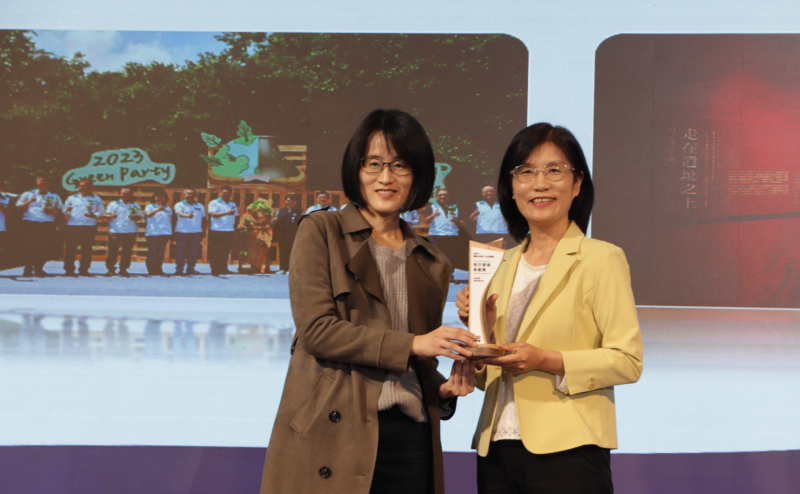 友達保存「西大墩窯遺址」且推廣在地文史教育不遺餘力，今（6）日獲頒「人文企業獎」地方發展獎之最高榮譽典範獎。由文化部陳文婷簡任視察（左）頒獎，友達永續長古秀華（右）代表受獎