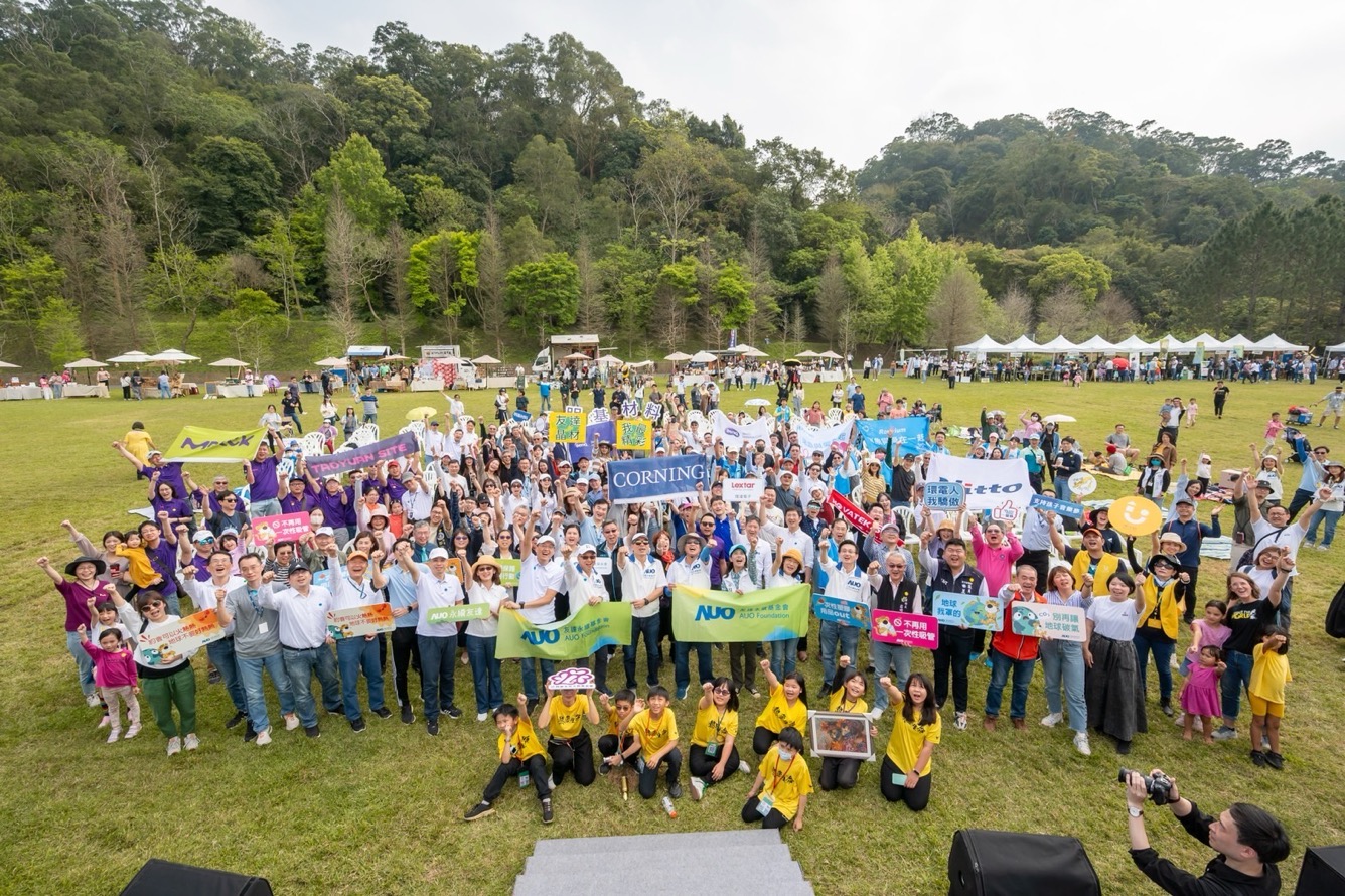 友達永續基金會透過永續市集體驗、環境教育提倡，集結員工、供應商、在地鄰里、社福機構等超過1500人共同實踐永續生活