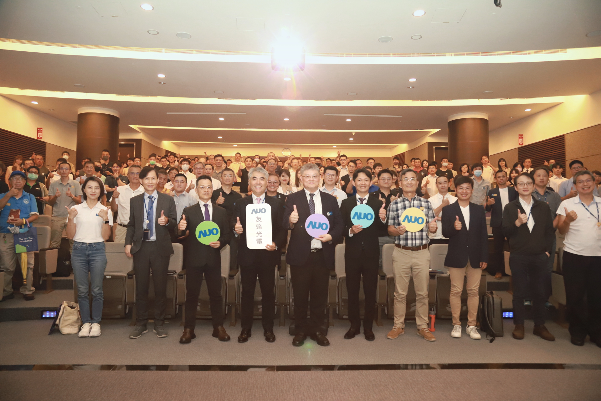 友達光電邀請領域專家共研再生能源發展、電力需求及建築物減碳等議題進行交流，盼共擘綠色永續生態圈的嶄新契機。