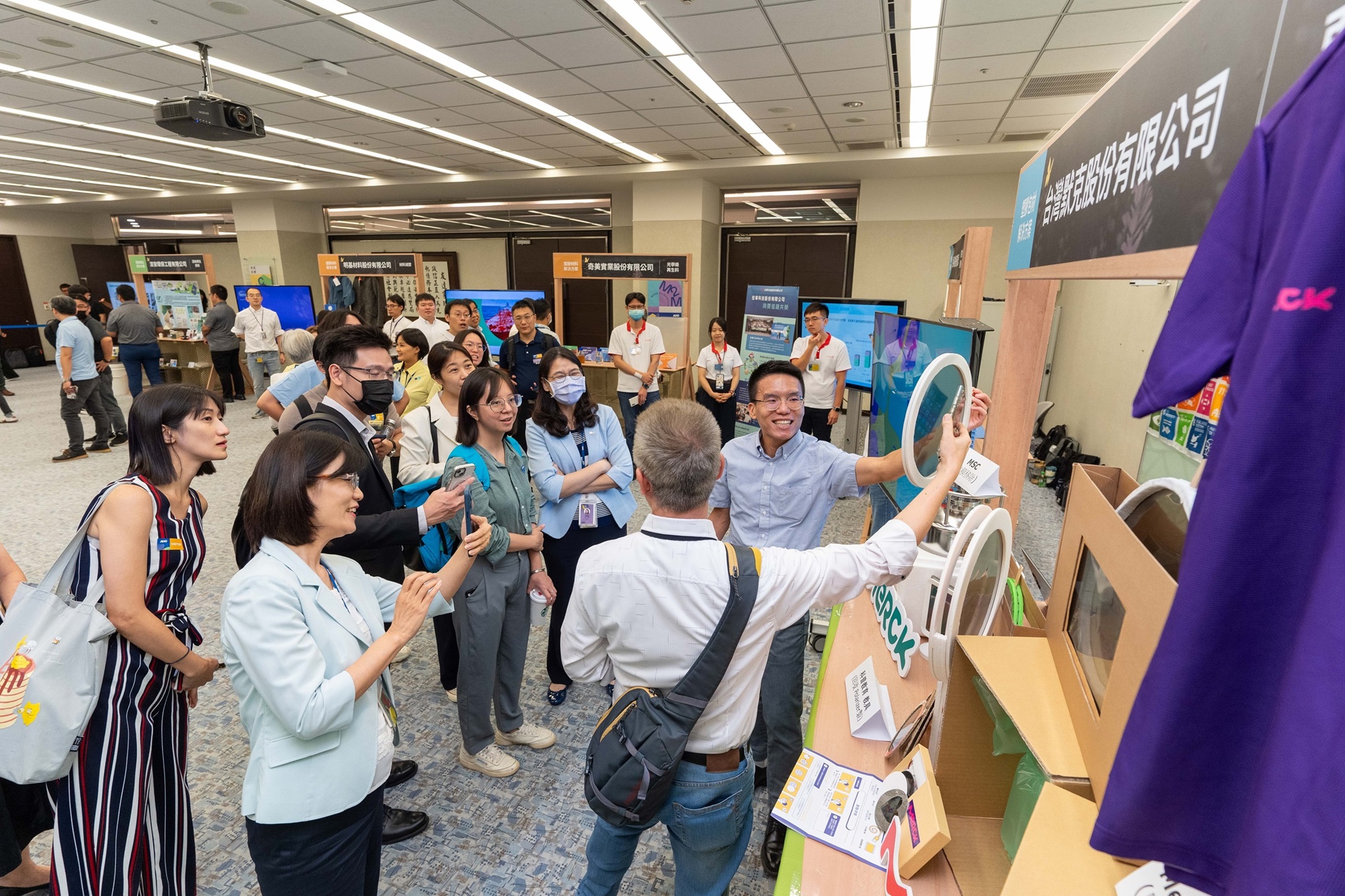 悟空体育连手产业伙伴策划首届生态圈联展，展示如何将废塑料循环再利用，创新解决方案包括：塑料包材再生与循环使用、再生塑料研发及应用、废塑料回收再生技术、减塑生活提案等