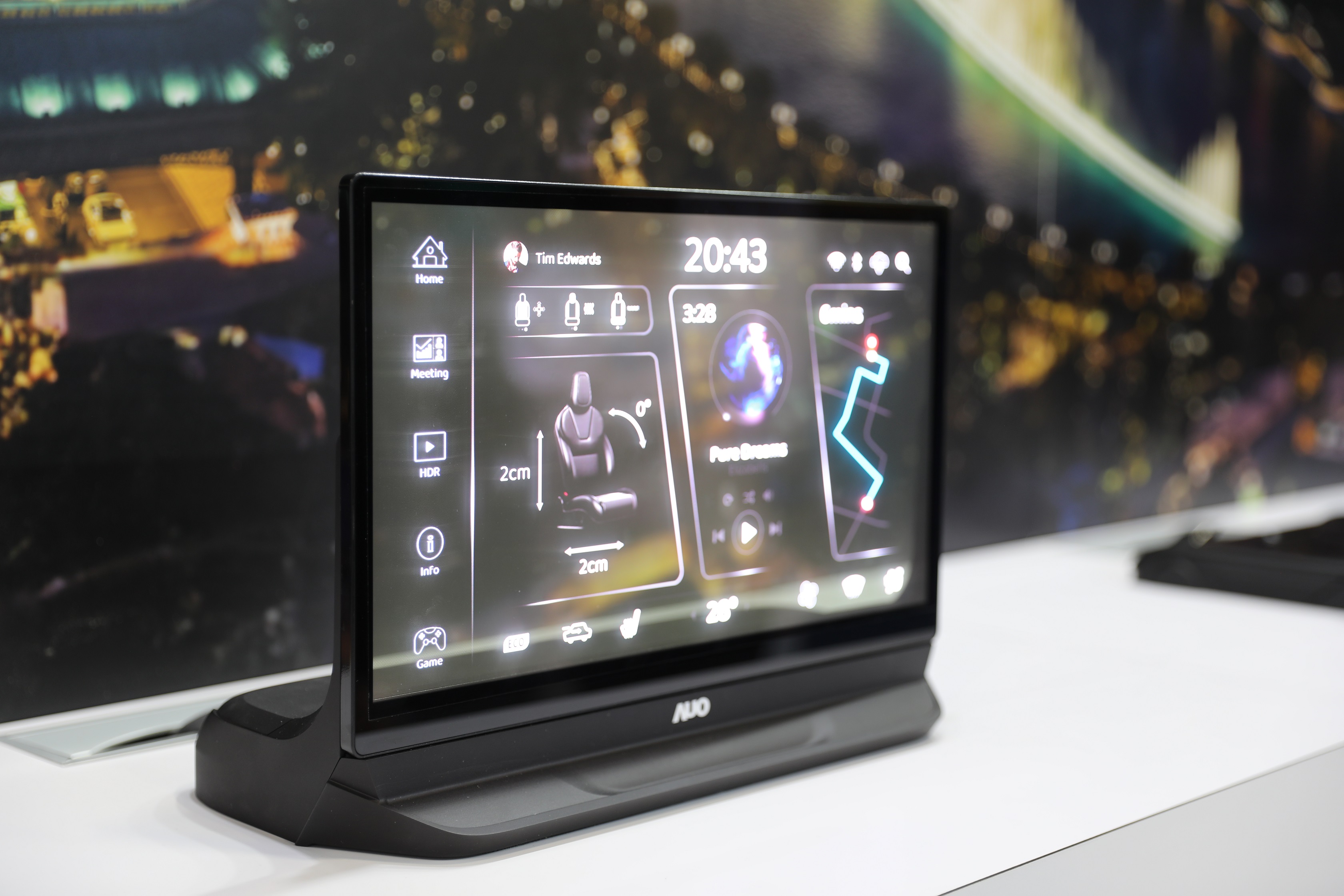 友達將Micro LED透明顯示技術整合黑切換技術的解決方案，釋放強大的技術自主開發能力，跨越室內外應用界限，開創業界第一台17.3吋快速黑切換透明觸控Micro LED顯示器