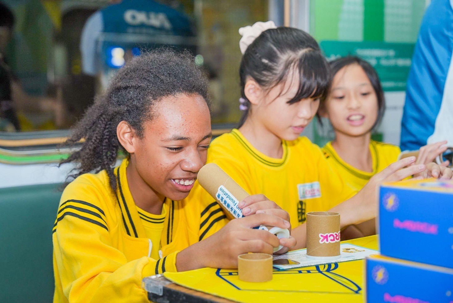 友達與默克分別回收不再使用的偏光片及液晶顯示模組，設計光電課程「玩轉光與闇」，讓學生們親手製作偏光萬花筒與簡易液晶顯示器，實踐循環再生的永續理念