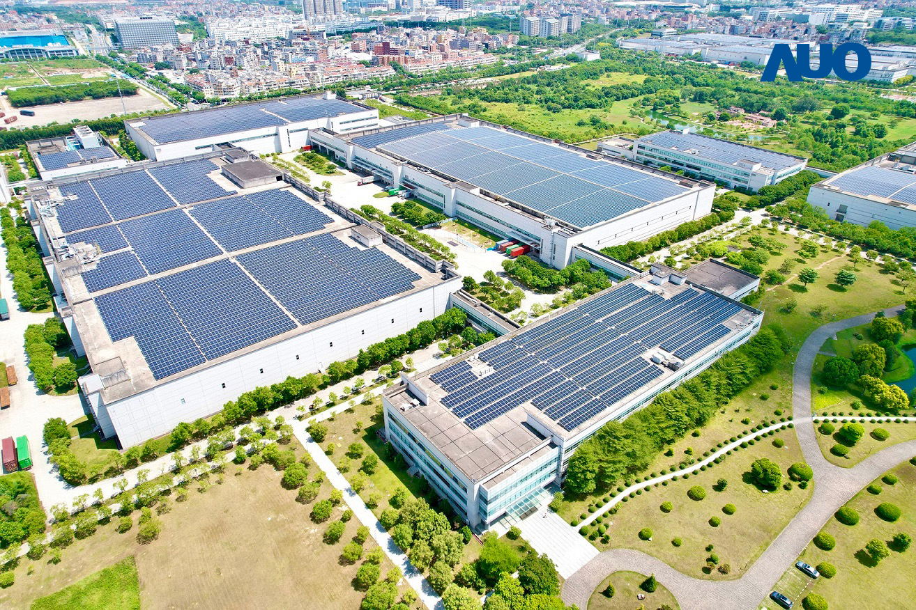 悟空体育厦门推动智能制造同时，透过绿电创能纵深推进绿色转型，厂区全屋顶铺设太阳能光伏板，每年太阳能发电 2,600多万度