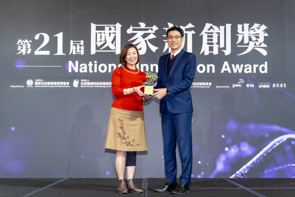 友達旗下子公司友達耘康與達擎分別以「中醫數位化檢測解決方案」及「寬視角3D醫療顯示器」獲得第二十一屆國家新創獎「智慧醫療與健康科技」類別的「企業新創獎」與「國家新創精進獎」兩項殊榮。圖左為衛生福利部政務次長林靜儀、圖右為友達光電智慧醫療事業群總經理廖世宏