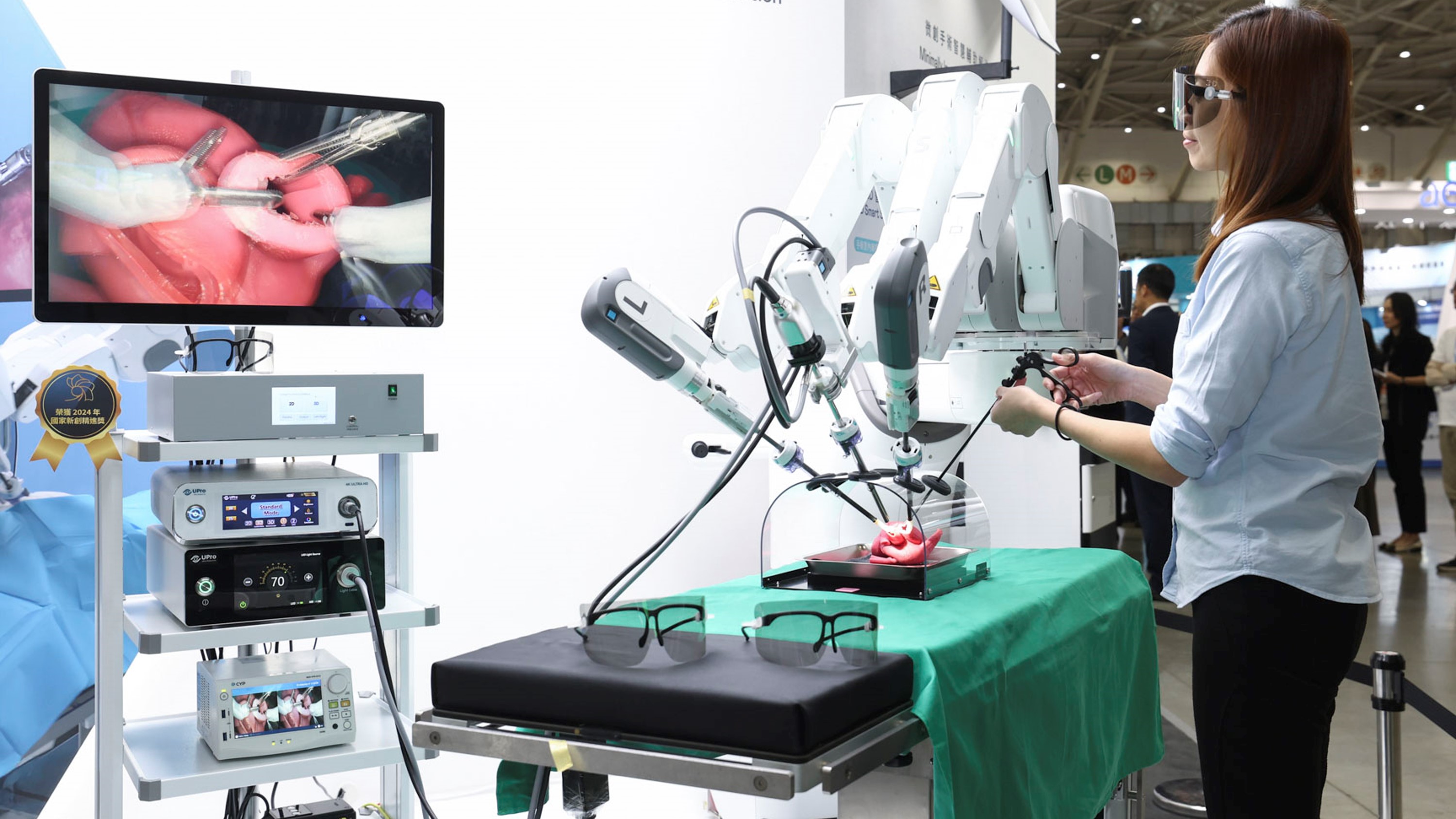 達擎寬視角3D醫療顯示器可應用於機器人手術即時3D解決方案，提供醫療團隊即時、同步的3D手術影像，提升溝通效率與手術安全性