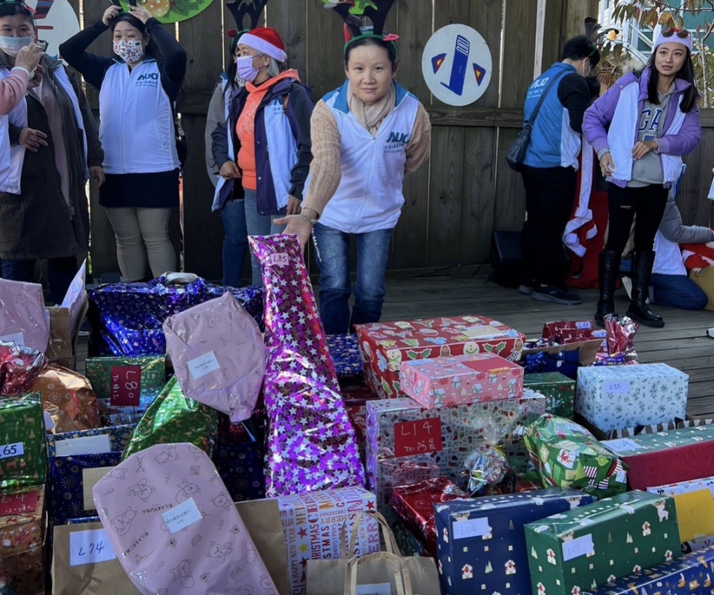 友達永續基金會「圓夢列車」年年迴響熱烈，認捐同仁精心挑選禮物、巧手包裝，整理成隊後，將祝福一一打包送出