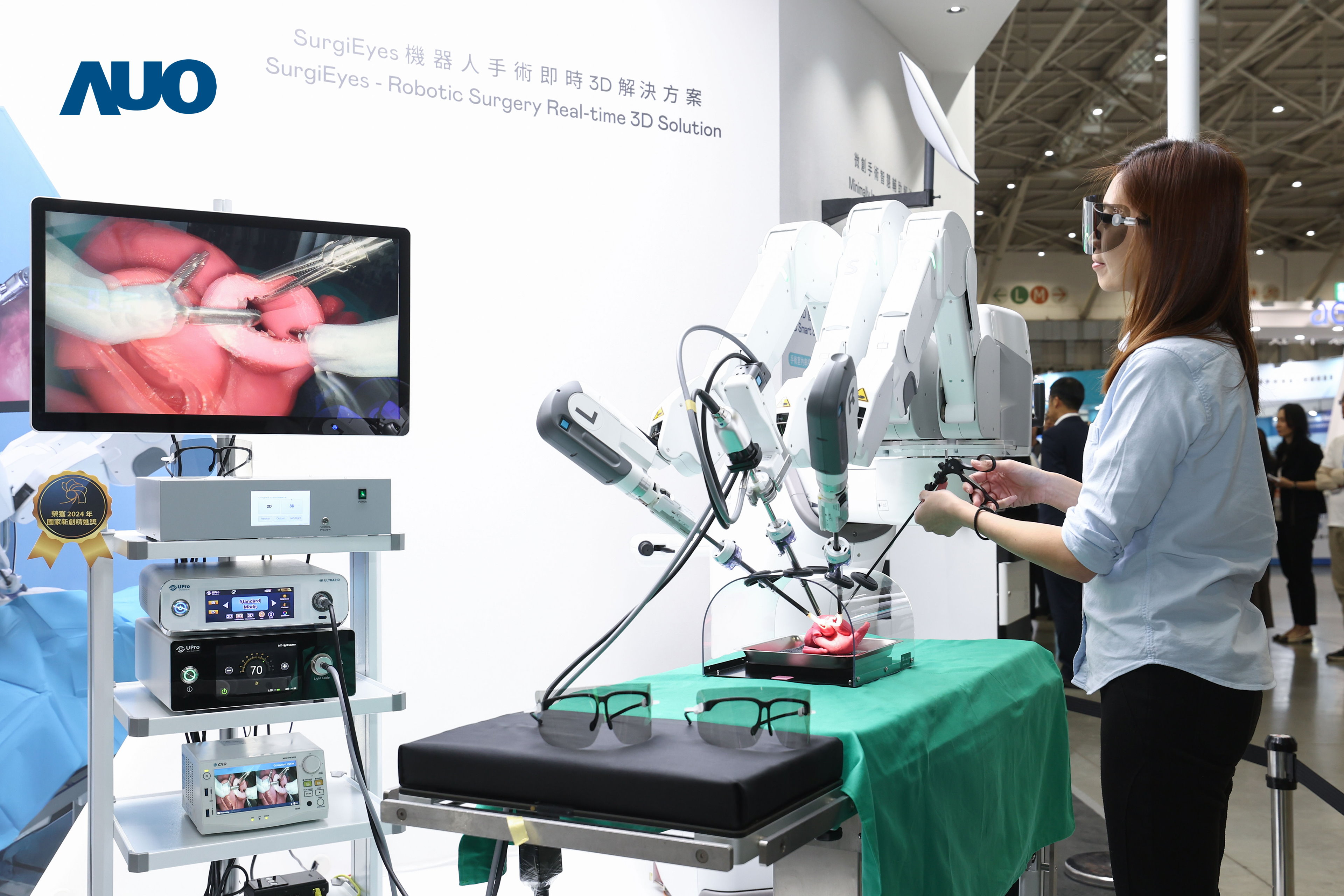 达擎以领先的3D显示技术推出〝SurgiEyes机器人手术实时3D解决方案〞，整合先进3D图像处理与独家3D垂直宽视角、广色域的显示技术，手术团队可实时同步主刀医师视角看到清晰3D影像，提升沟通效率与安全性。