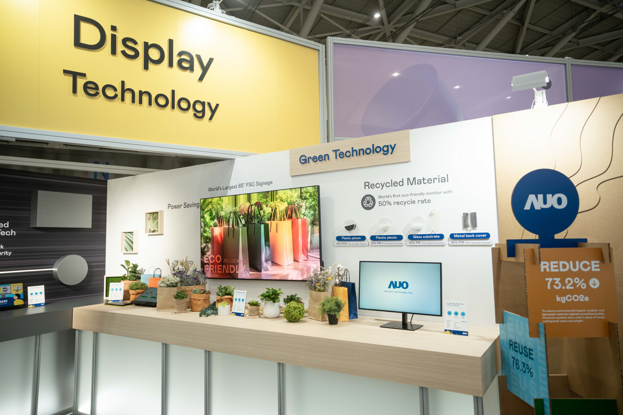 友達Touch Taiwan 2025雙展位再度獲etouch 綠色裝潢設計獎肯定；智慧顯示展位以鋁製模組系統取代傳統木作施作，並在相關裝潢物與設計使用可回收、可重複使用的材料，體現低碳與循環精神。