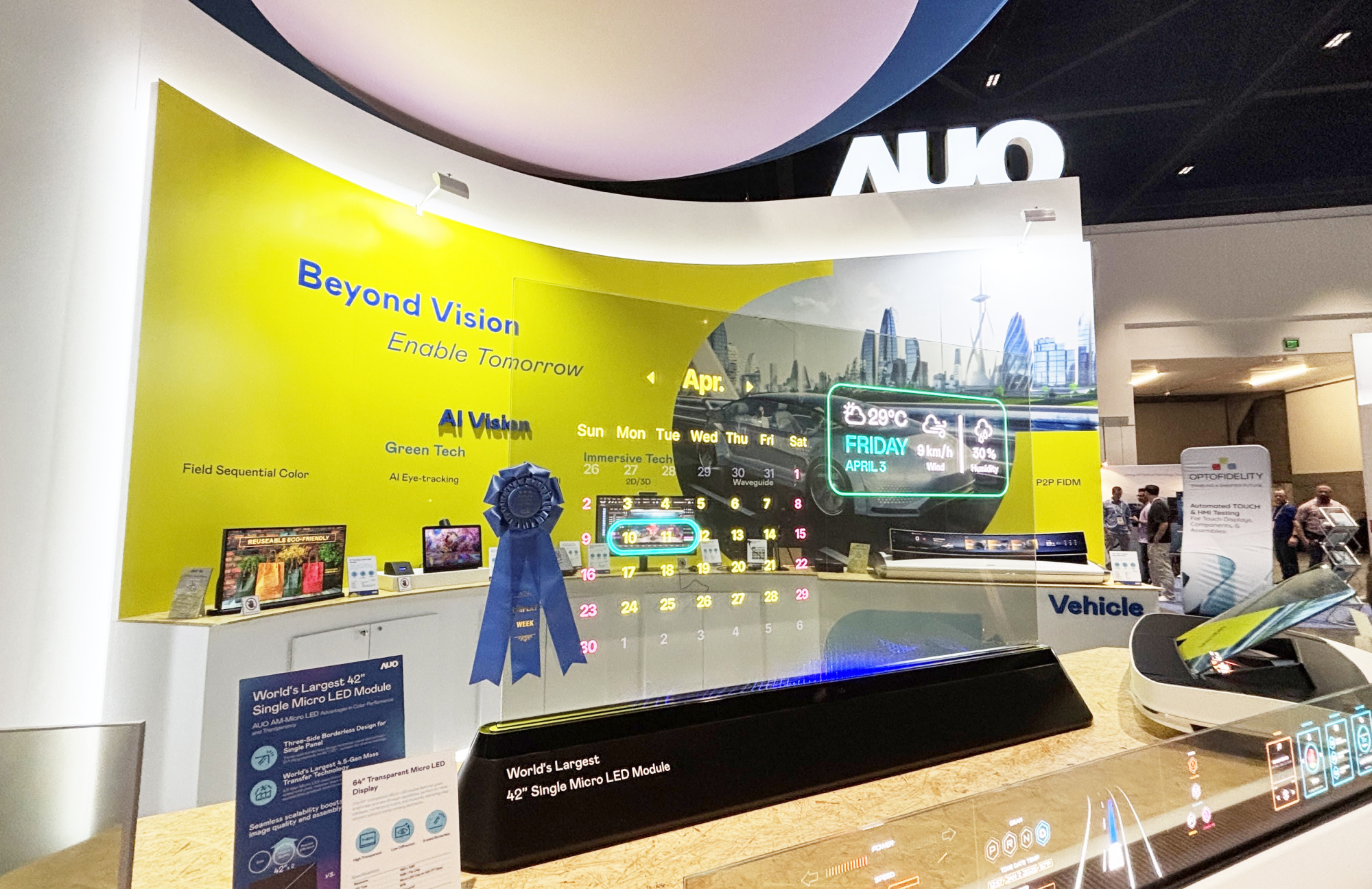 悟空体育64吋透明Micro LED显示器获〝最佳Micro LED技术应用奖〞，其绝妙的透明穿透特性，同时具备1,000 nits的高亮度表现，并透过精细的无缝拼接延伸，可依需求灵活应用于多元场域，展现出Micro LED显示技术划时空的无限潜力