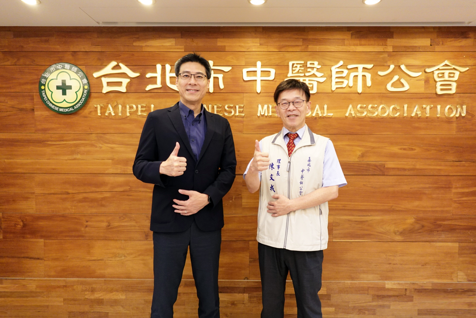 友達耘康積極推動中醫數位化，以創新技術與研發能量串連各界專家，共同建構智慧中醫生態圈；圖為友達耘康廖世宏董事長（左）與台北市中醫師公會陳文戎理事長（右）