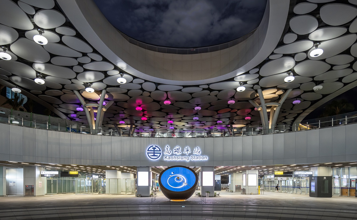 創利空間參與《高雄車站共感空間》公共藝術計畫，擔任視覺科技整合夥伴。於「看時間」天文鐘作品中提供技術指導，整合圓形LED鐘面與鐘體結構，在時間、天象星盤與空間氛圍間生動展演