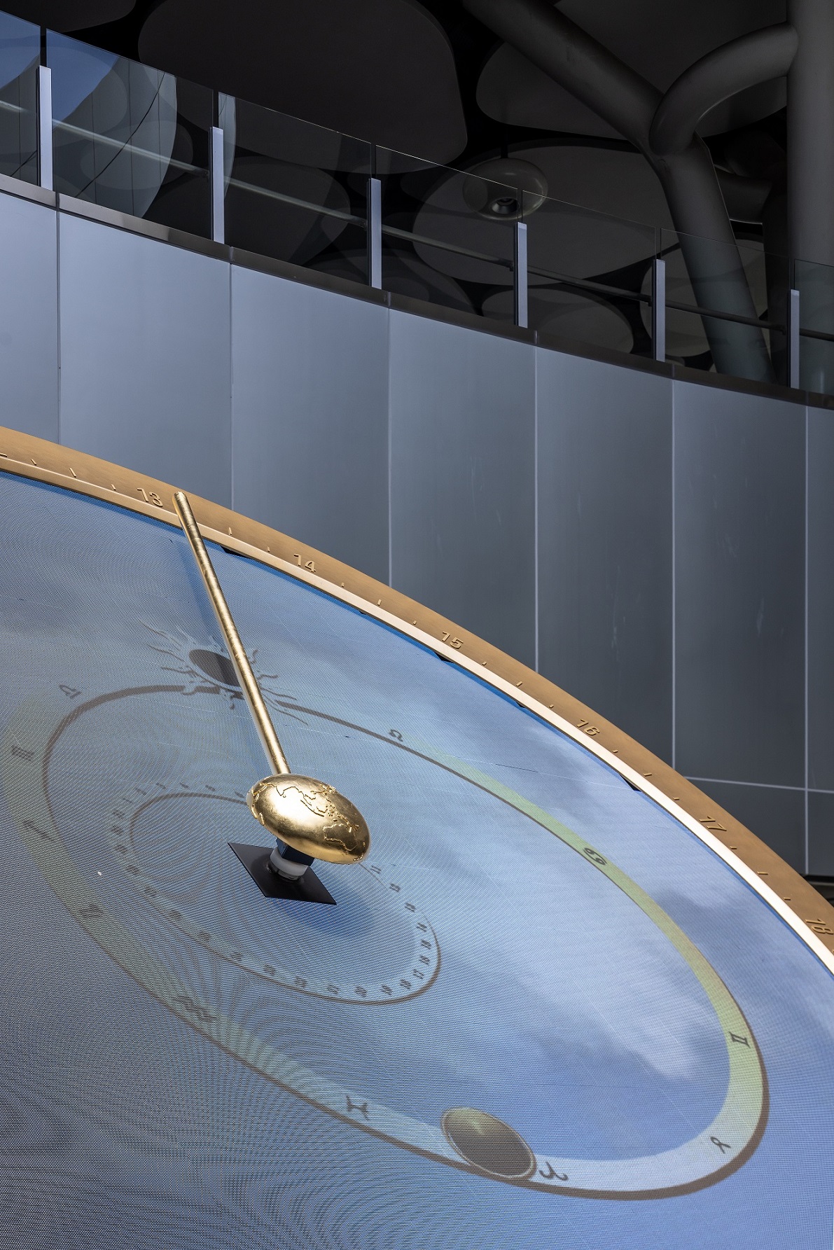 創利空間參與《高雄車站共感空間》公共藝術計畫，擔任視覺科技整合夥伴。於「看時間」天文鐘作品中提供技術指導，整合圓形LED鐘面與鐘體結構，在時間、天象星盤與空間氛圍間生動展演