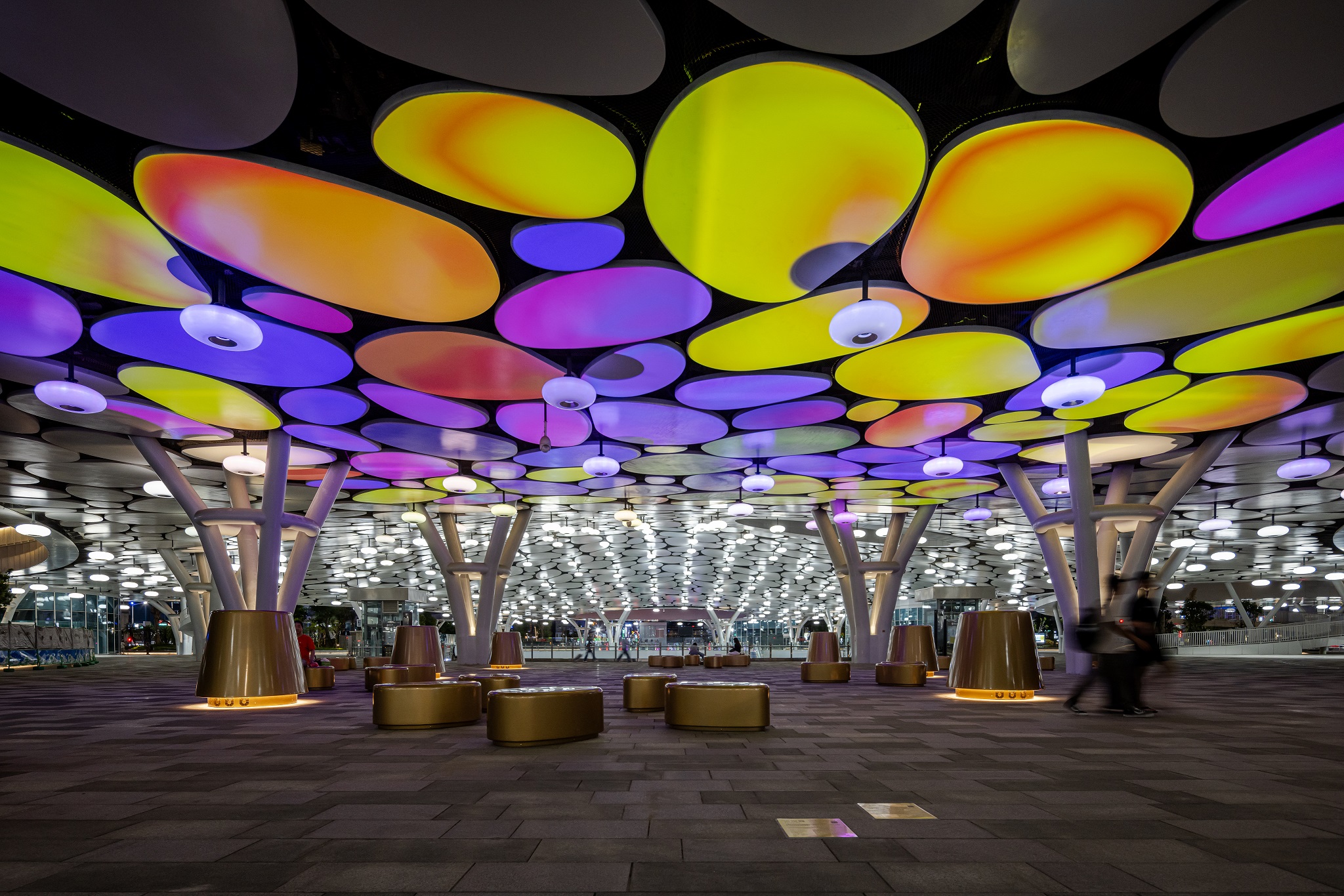 於「染色彩」作品中，創利空間協助藝術團隊將高雄車站天棚2700片鋁製雲朵染上繽紛色彩，從設備設定、光影軟體串接到現場調校，確保光線準確落在雲朵表面，展現層次與意境