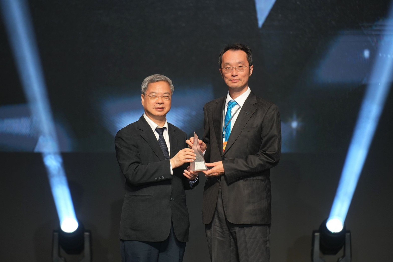 「友達「177吋高透明度Micro LED顯示器」獲得台灣精品銀質獎，由友達光電顯示產品研發總部副總經理吳仰恩（右）代表領獎