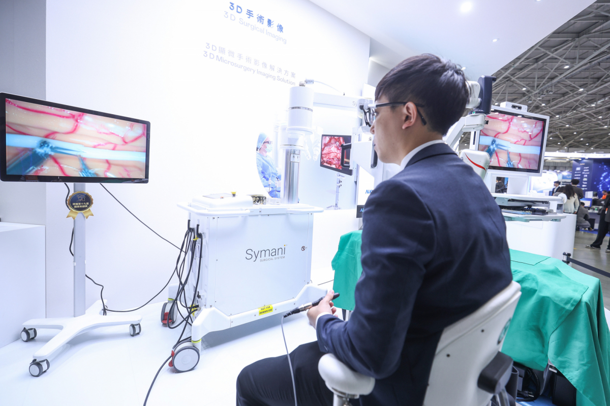 达擎推出〝3D显微手术影像解决方案〞，将3D影像技术从腹腔内视镜手术延伸至神经、血管、淋巴等高难度显微手术，提供超清晰立体视野，协助医疗团队在复杂手术中完成精准细腻操作。