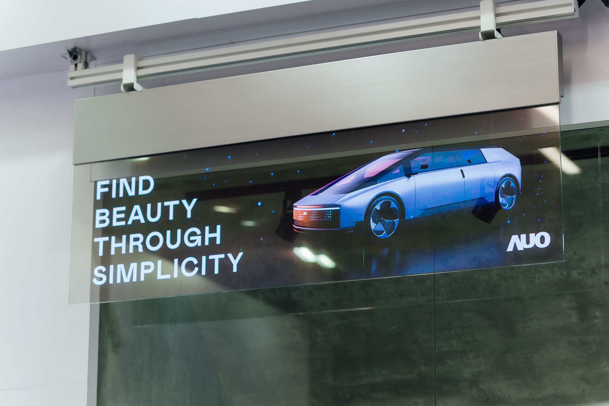 具备高亮度透明感的54吋透明Micro LED智慧广告牌，可无限拼接不同尺寸，营造出兼具科技感与美学的沉浸式氛围，适用于旗舰店、展演空间等多元场域。