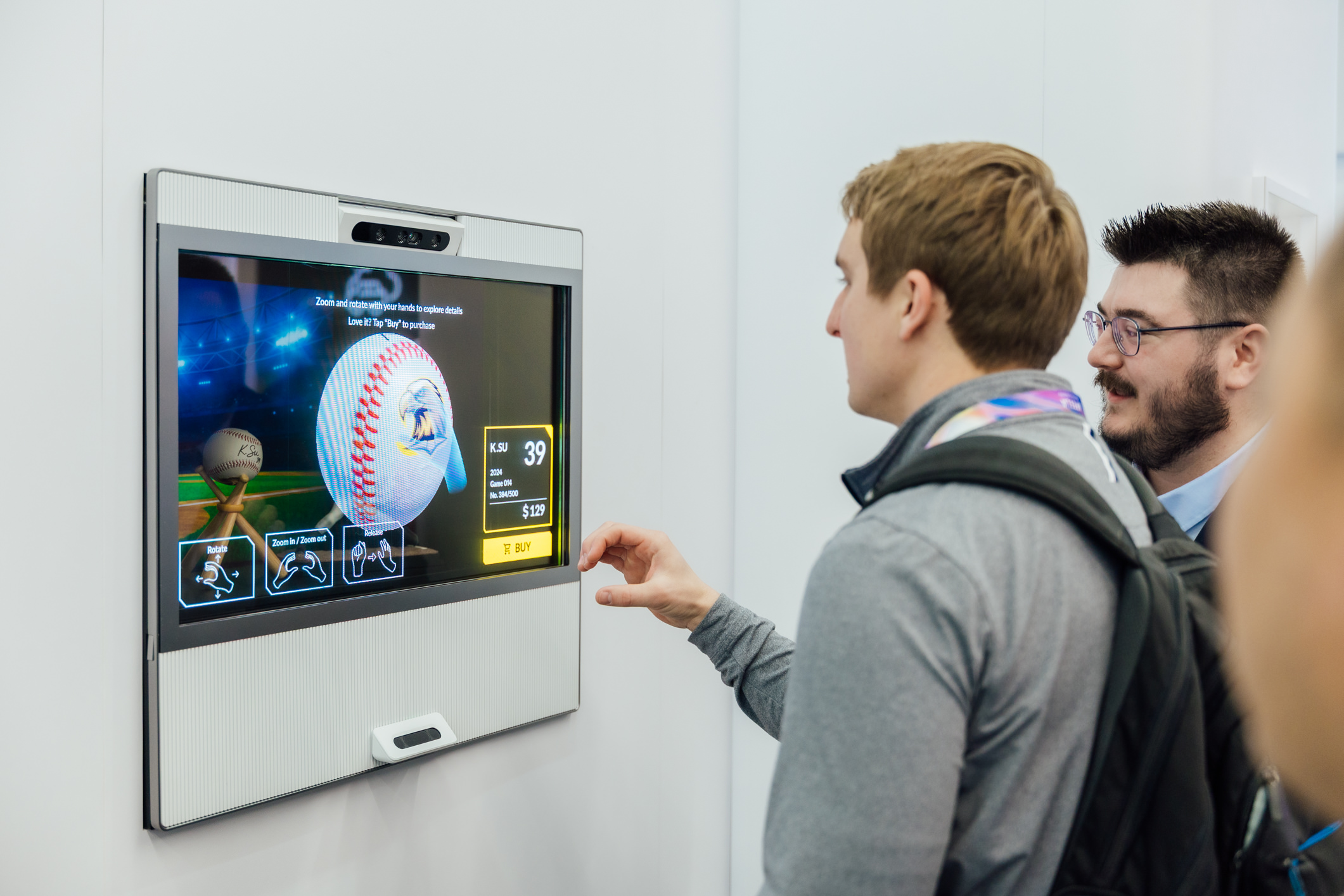 悟空体育智慧行动透过专属展间，与客户深度聚焦，密切探讨产品协作共创的机会与落地的可能性，激发人车互动的创新再进化，并结合输出国际的Micro LED前瞻技术跨界应用，揭开更多元精彩的应用情境。