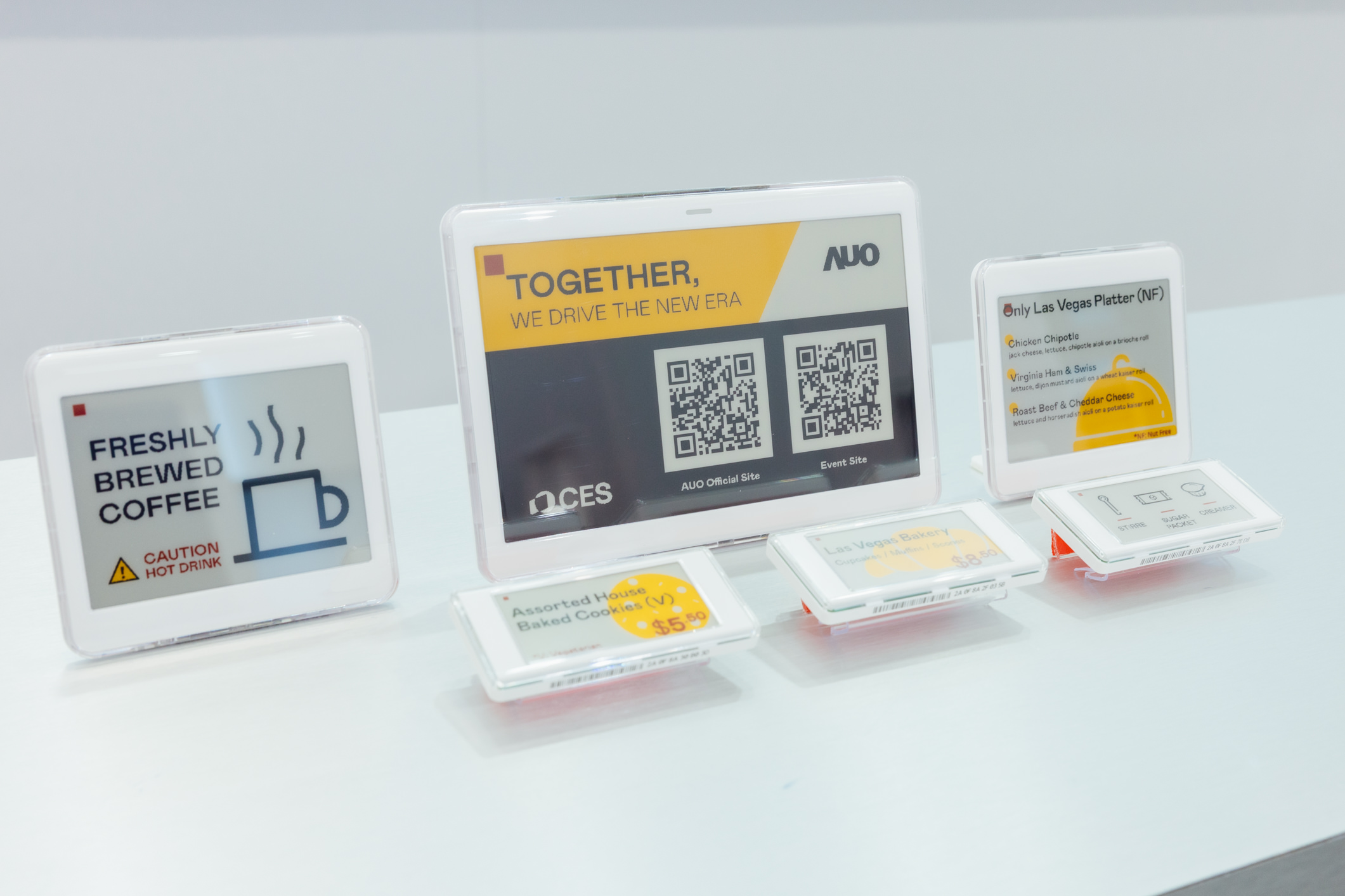 达擎开发的低功耗、全彩的aecoPost电子纸解决方案，仅在更新画面时需要微量的电力驱动，无需布建电线的便捷设计，使其可灵活应用、弹性选择置放处；可搭配aecoTag电子货架卷标解决方案，驱动商店内所有数字广告牌和电子货架卷标，以远程控制实现动态变价，提升门市人员作业效率，并以无纸化落实永续经营目标。