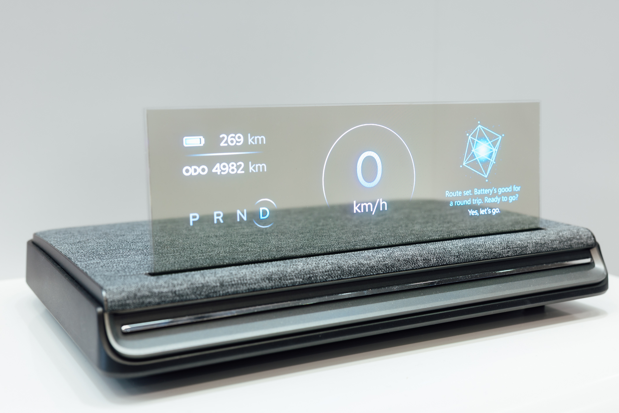 全球首款Aero Module透明Micro LED显示器模块外观轻盈通透，可与数字内容完美融合，提供动态显示、先进控制、个人化沉浸感受。