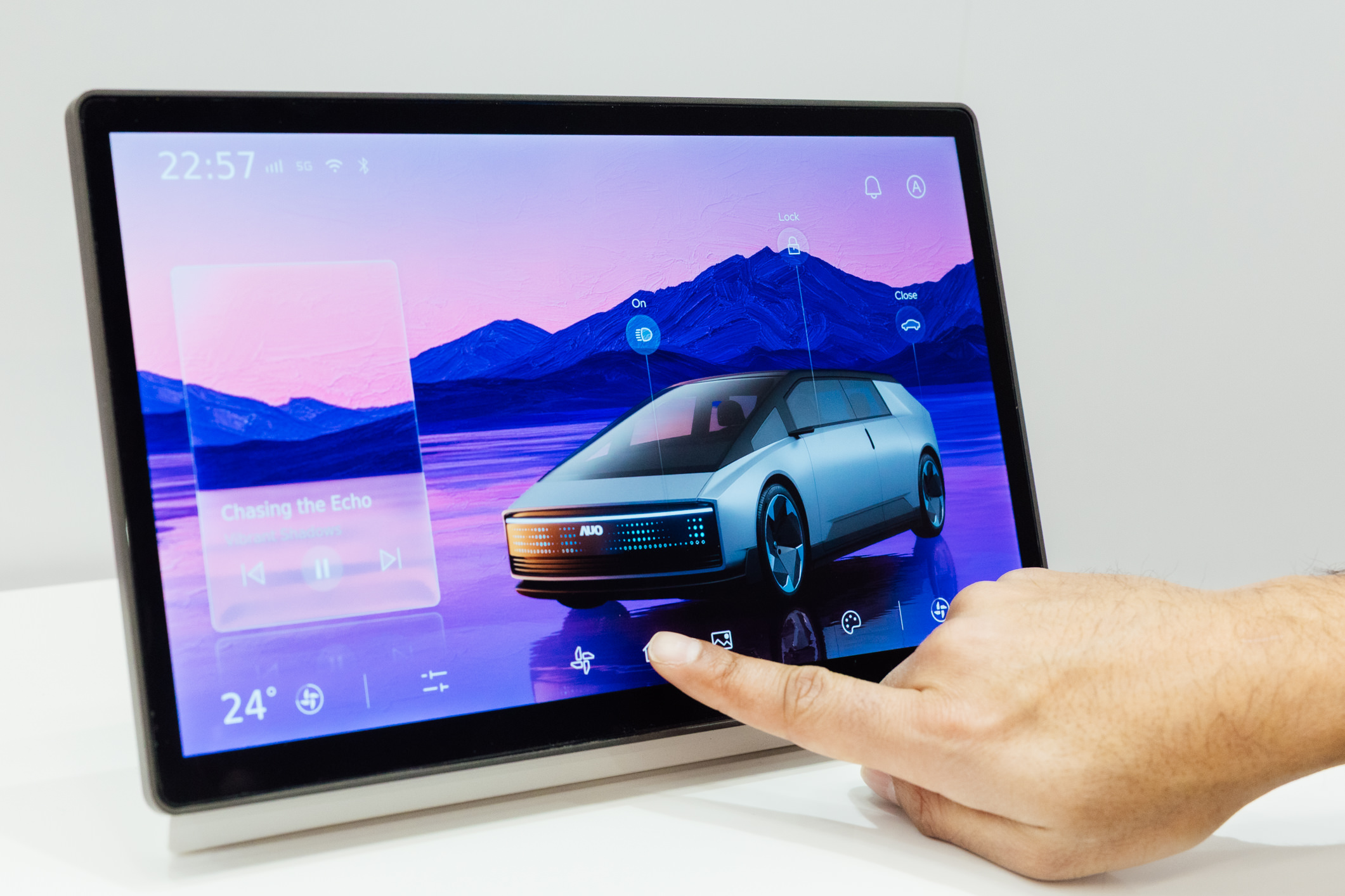 将先进抗反光技术导入于CID中控台呈现全时可视效果，并支持与座舱环境完美融合，带来清晰且不干扰的驾驶与座舱操作体验，兼容座舱质感与行车安全。